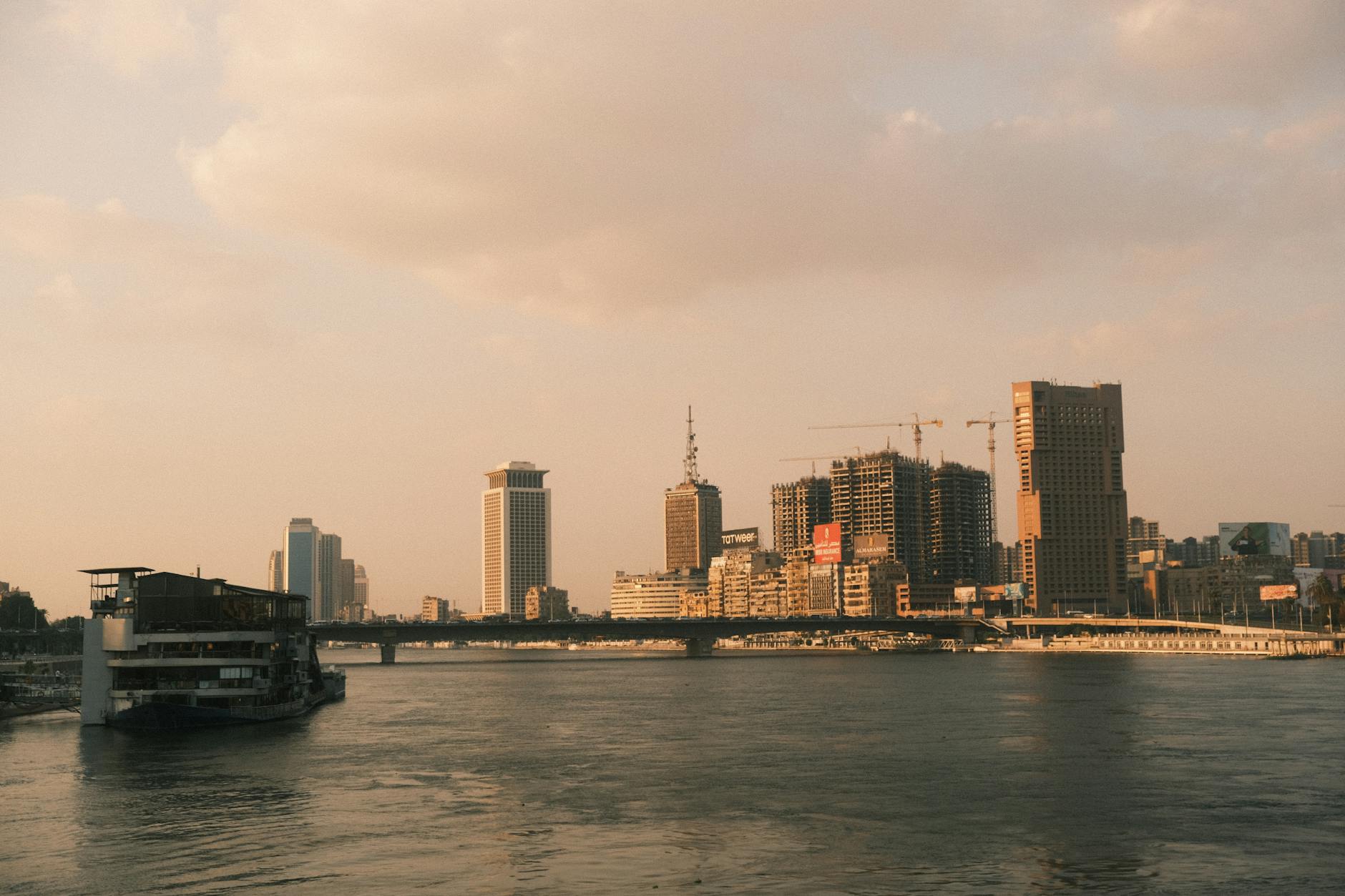 مدينة السادات مقابل العاصمة الإدارية الجديدة: أيهما أنسب لاستثمارك؟